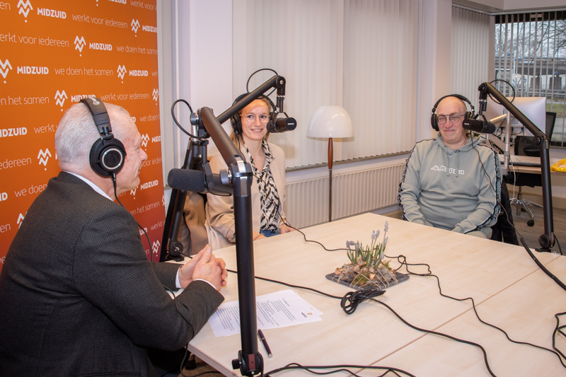 Loni en Arthur in gesprek met Peter