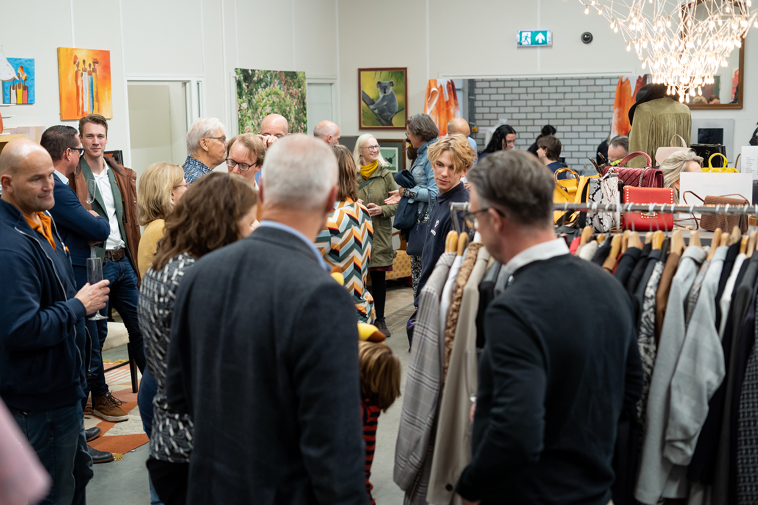 Een foto van de winkel flinstering met veel bezoekers