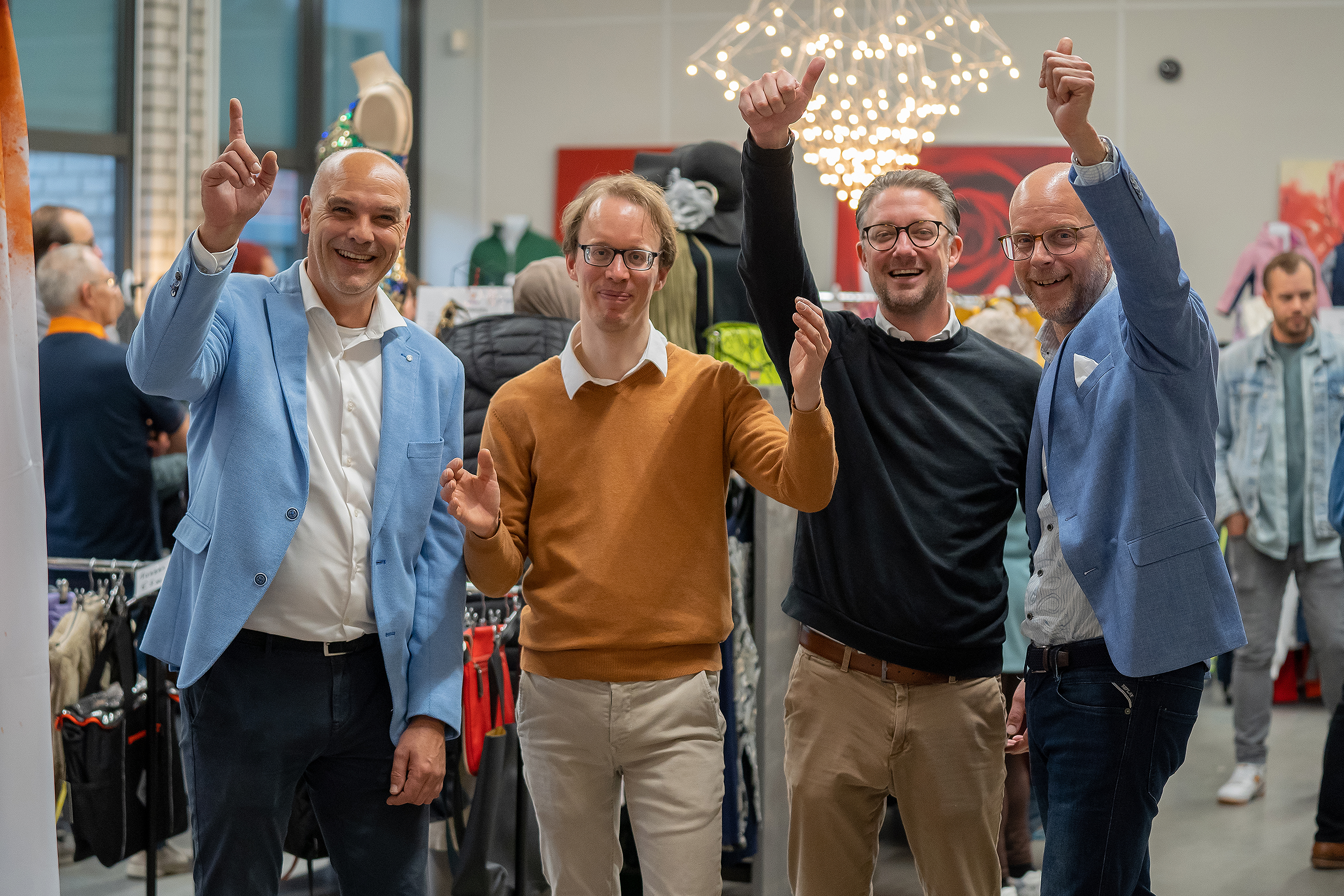 Een foto van Rutger, Willem-Jan, Mike en Patrick in de winkel Flinstering