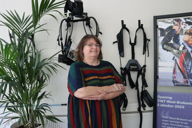 Martine naast een poster over inclusieve technologie