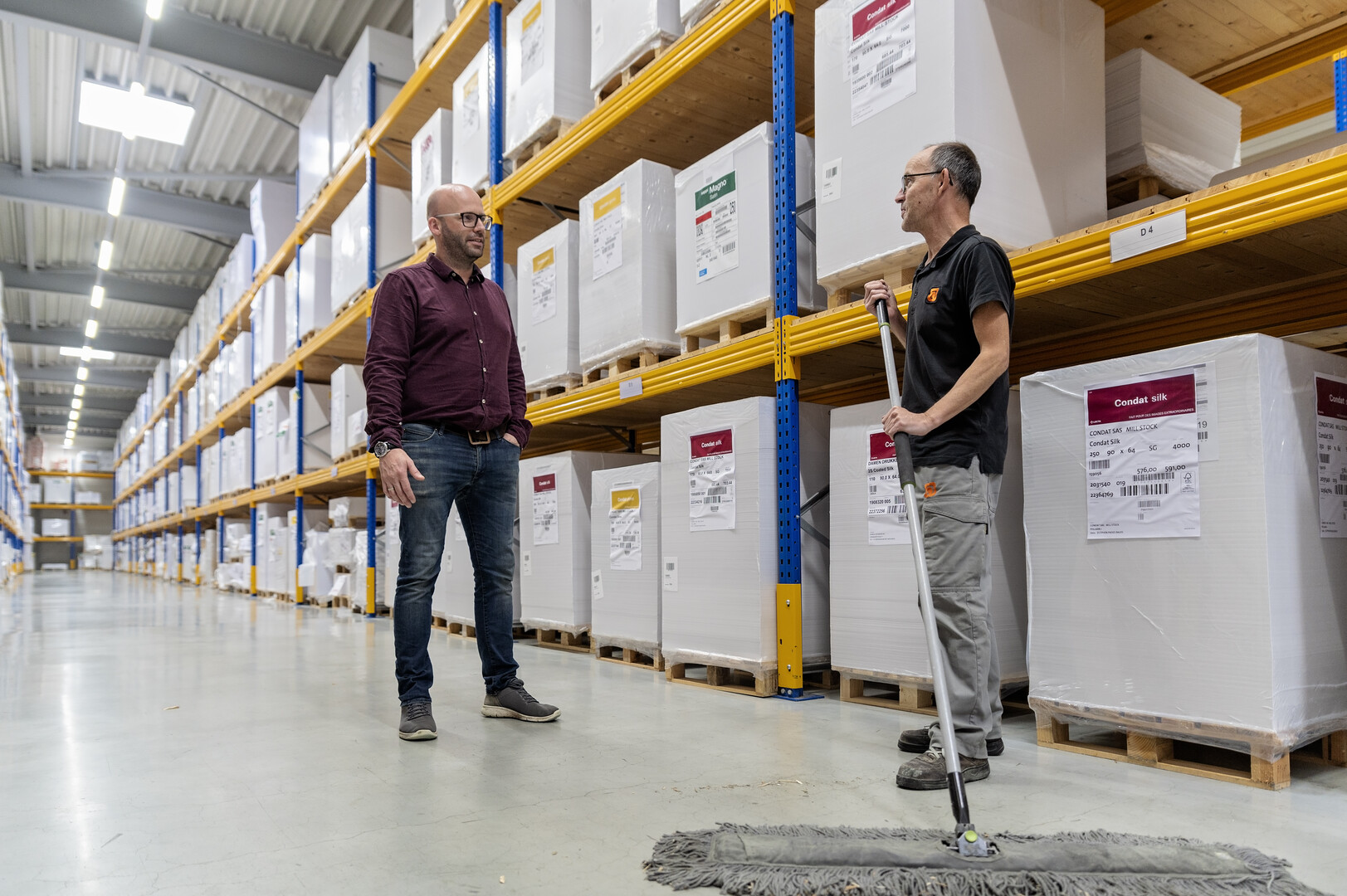 Antwan in gesprek met een collega in het magazijn