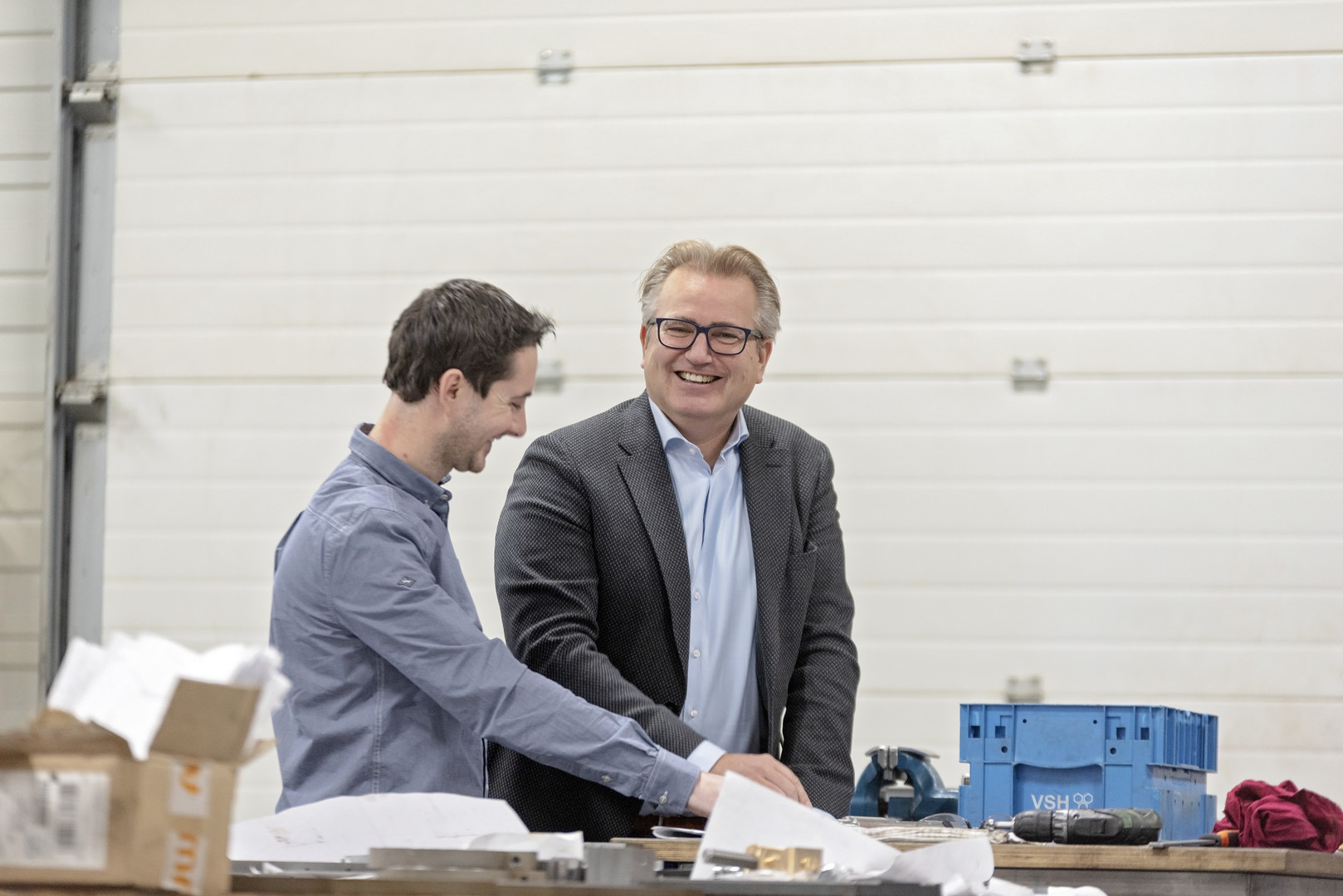 Bert Verlaan in gesprek met een collega