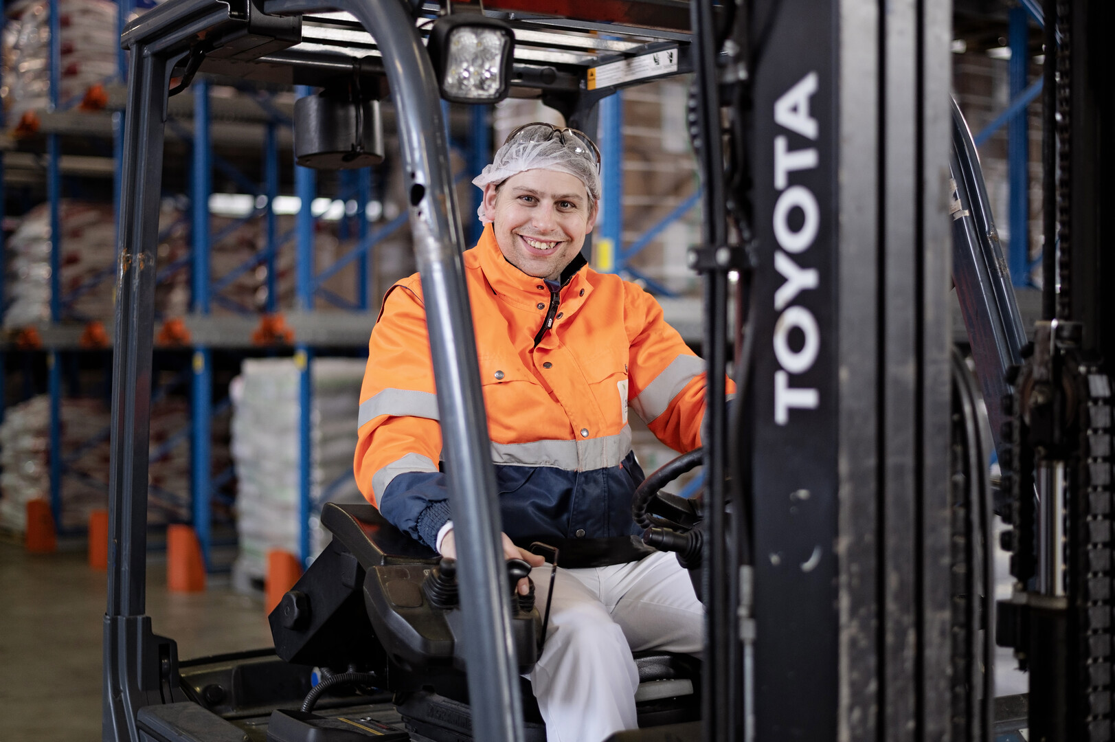 David op een heftruck in het magazijn
