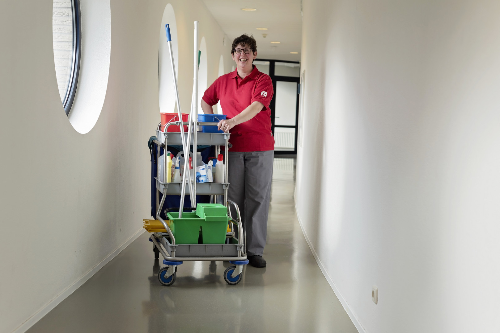 Denise Peemen in de gang schoonmaakkar