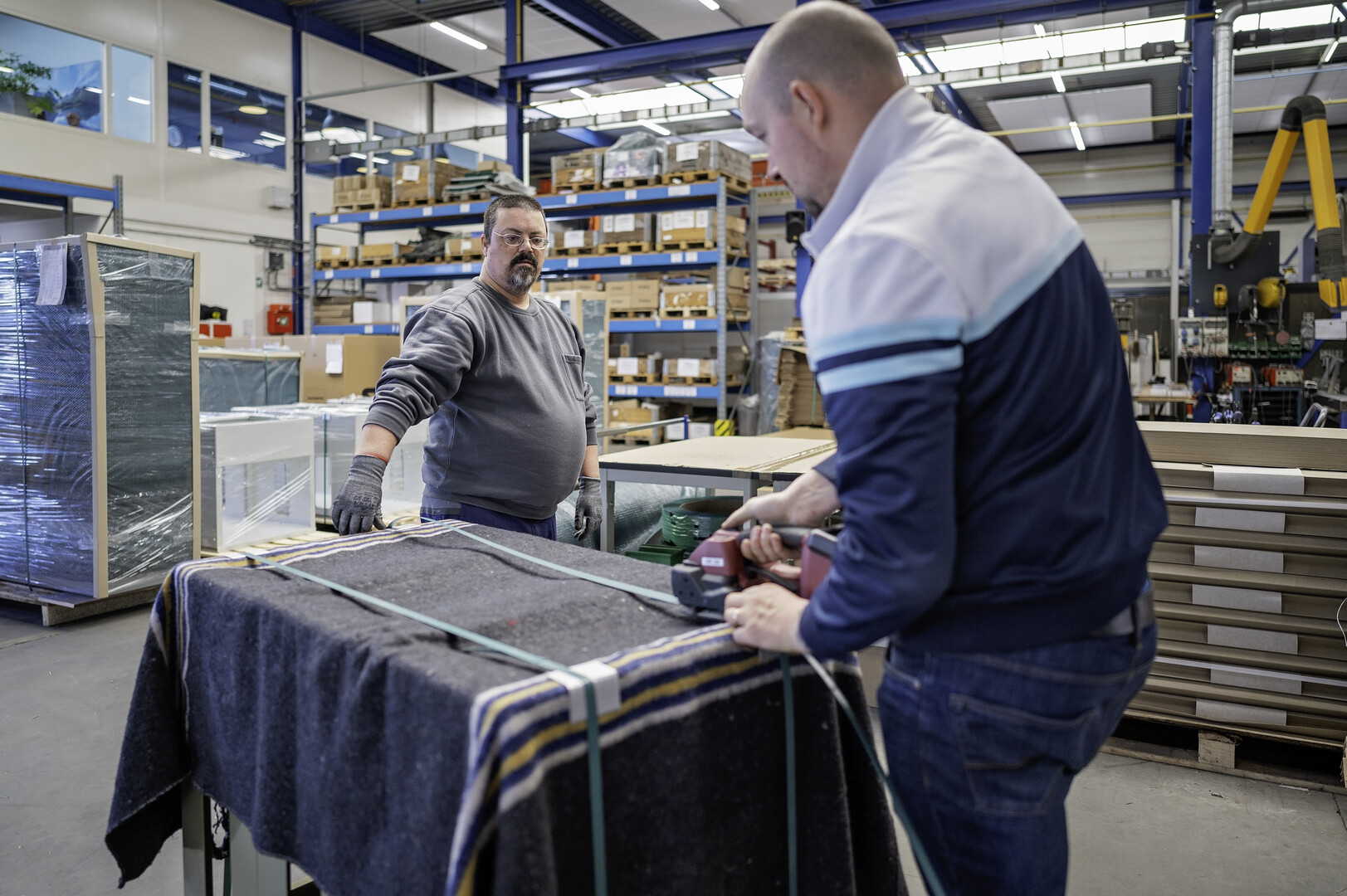 Dammy en collega Rik zorgen dat de stalen kast als cadeau bij de klant komt