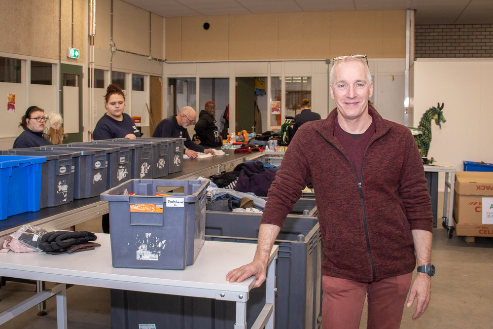 Peter in een productiehal bij een lopende band
