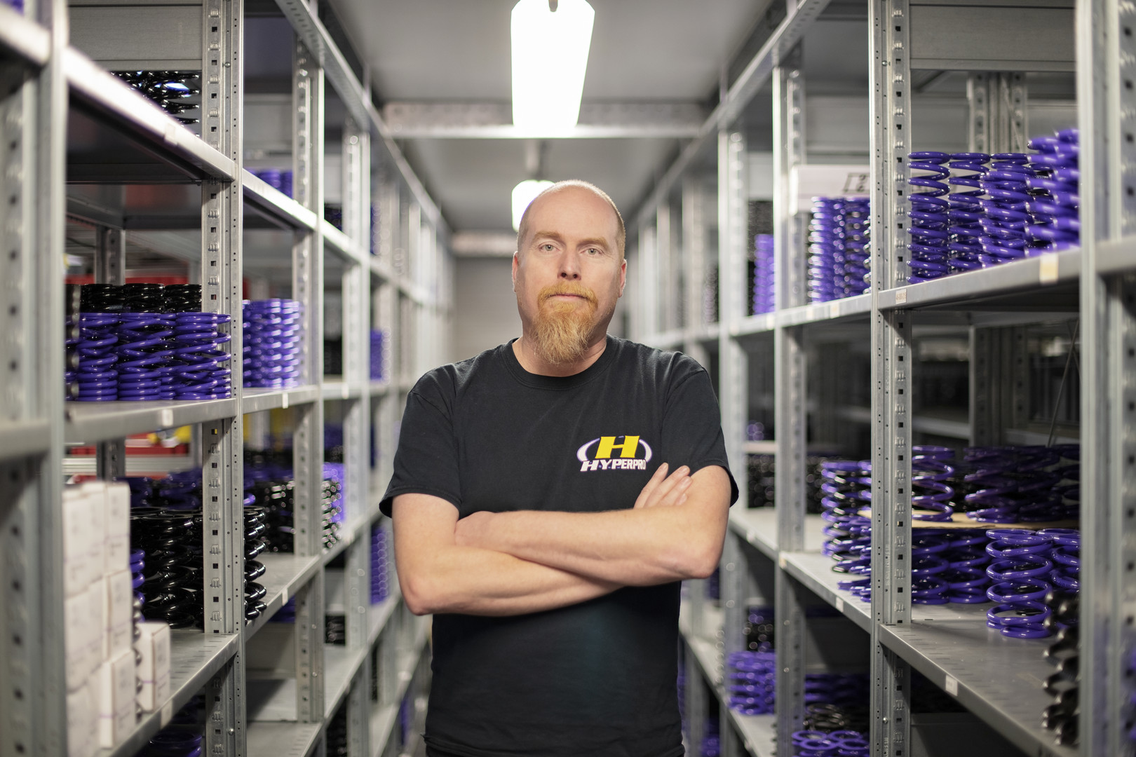 Peter tussen rekken in hyperpro kleding