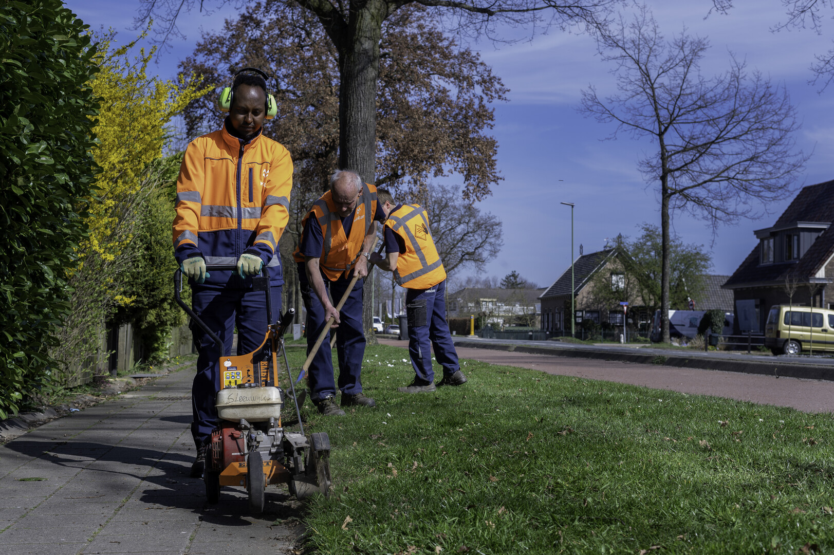 Rashid Mohamed Mohamud in het groen met een kantenmaaier