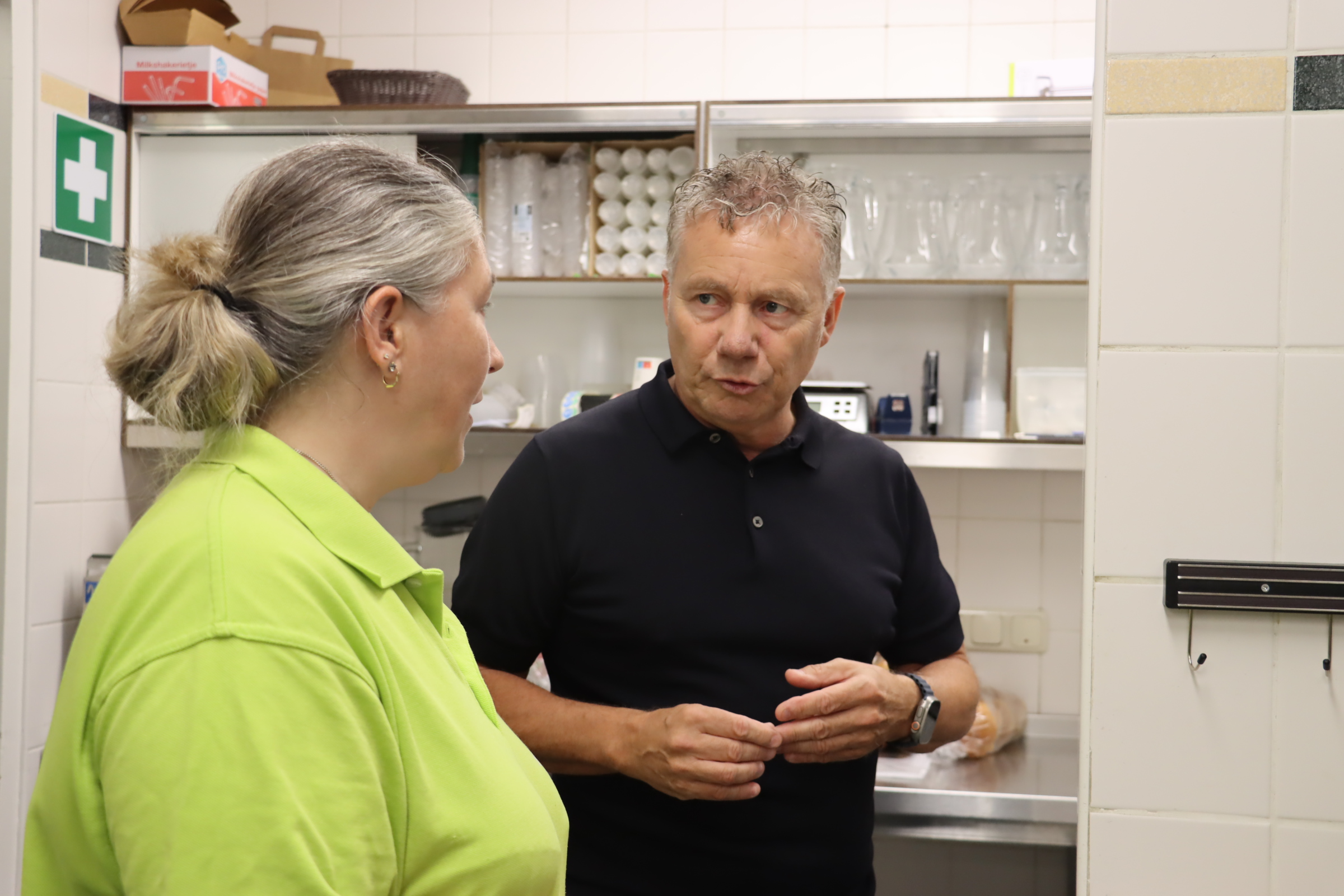 Pieter in gesprek met een collega in de catering