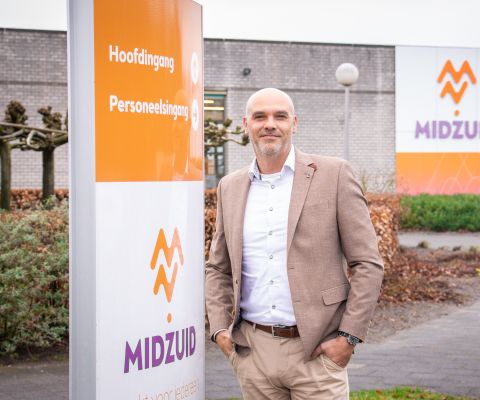 Rutger naast het MidZuid bord voor de ingang