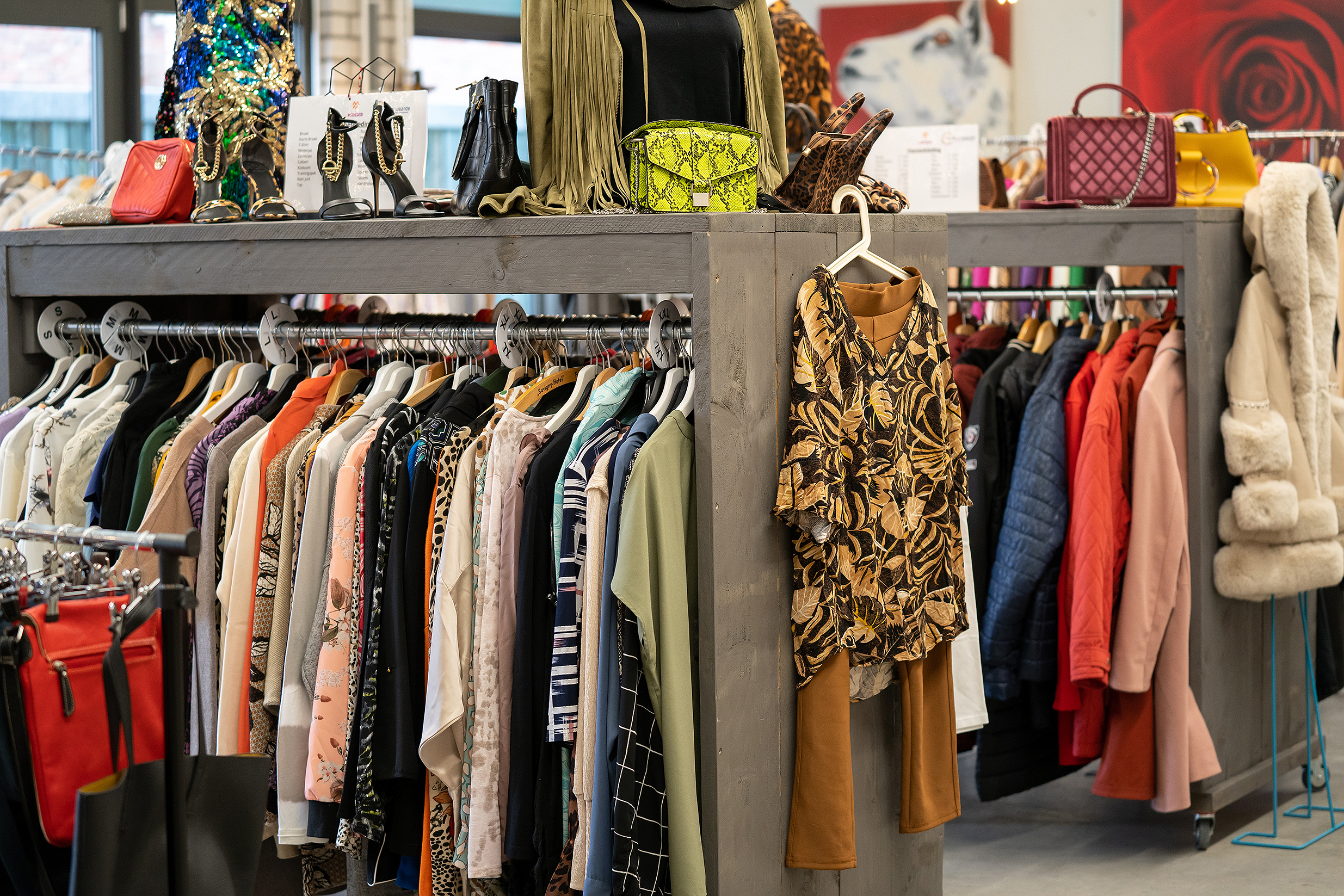 kleding in rekken van de winkel Flinstering