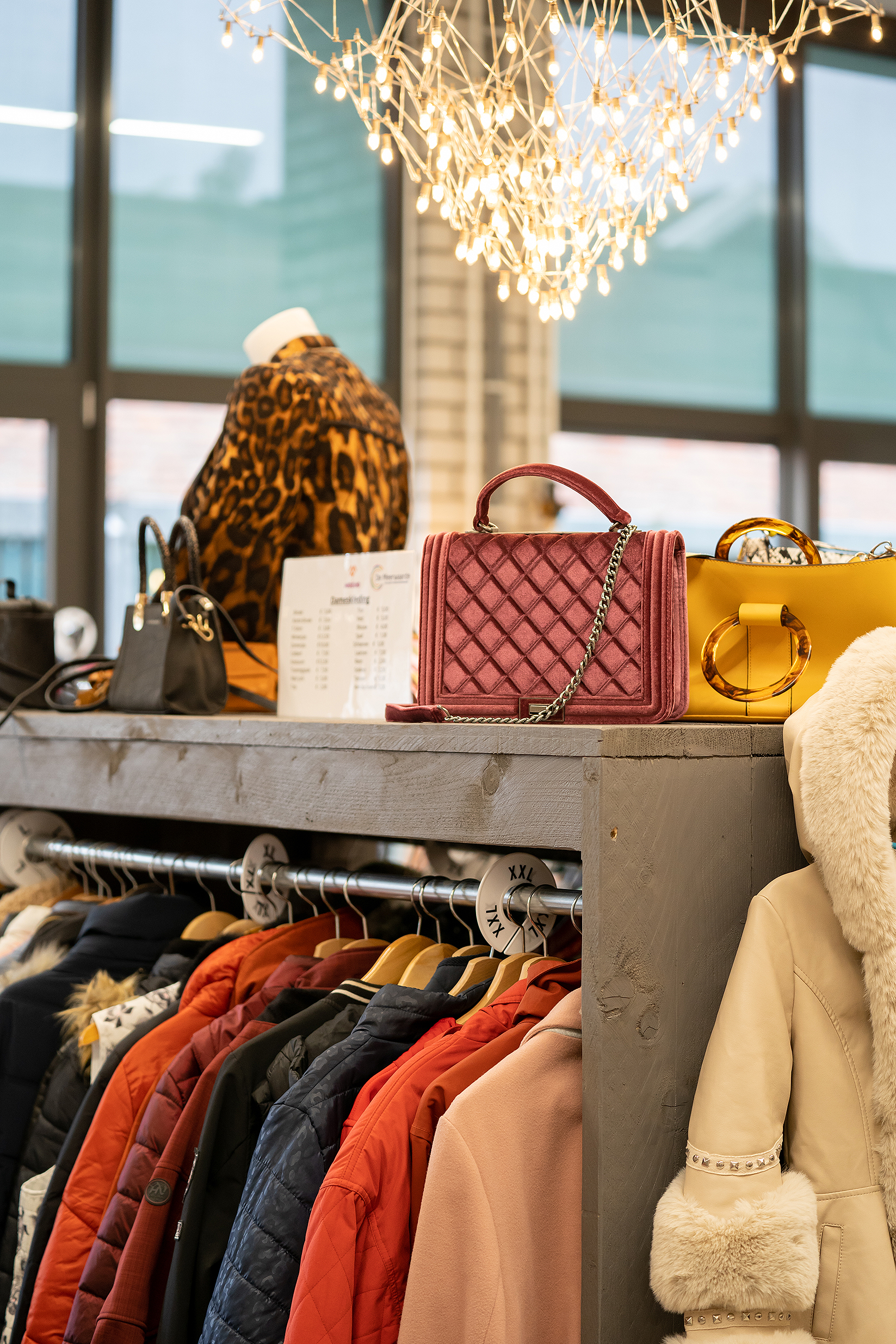 kleding in rekken van de winkel Flinstering