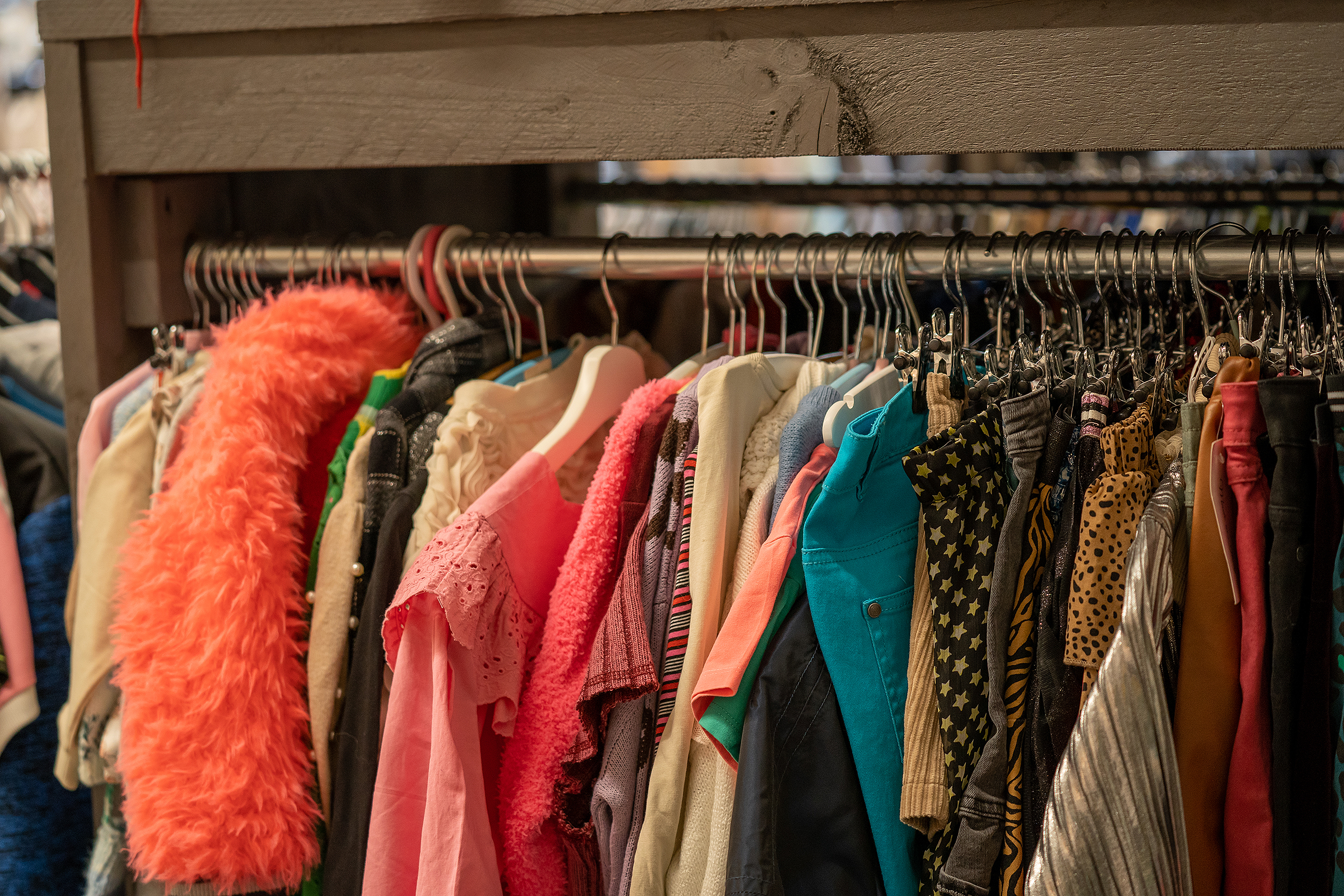 kleding in rekken van de winkel Flinstering