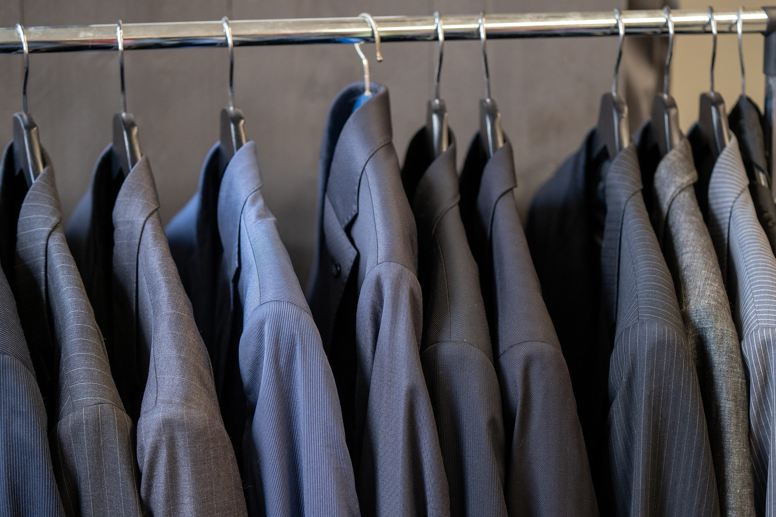 kleding in rekken van de winkel Flinstering