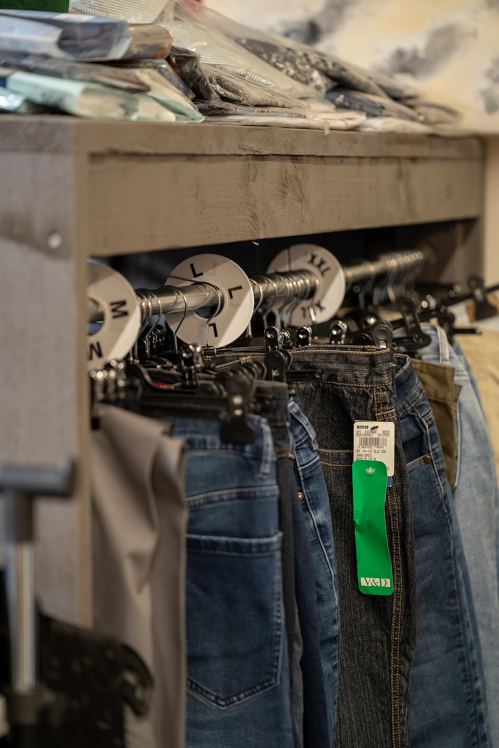 kleding in rekken van de winkel Flinstering