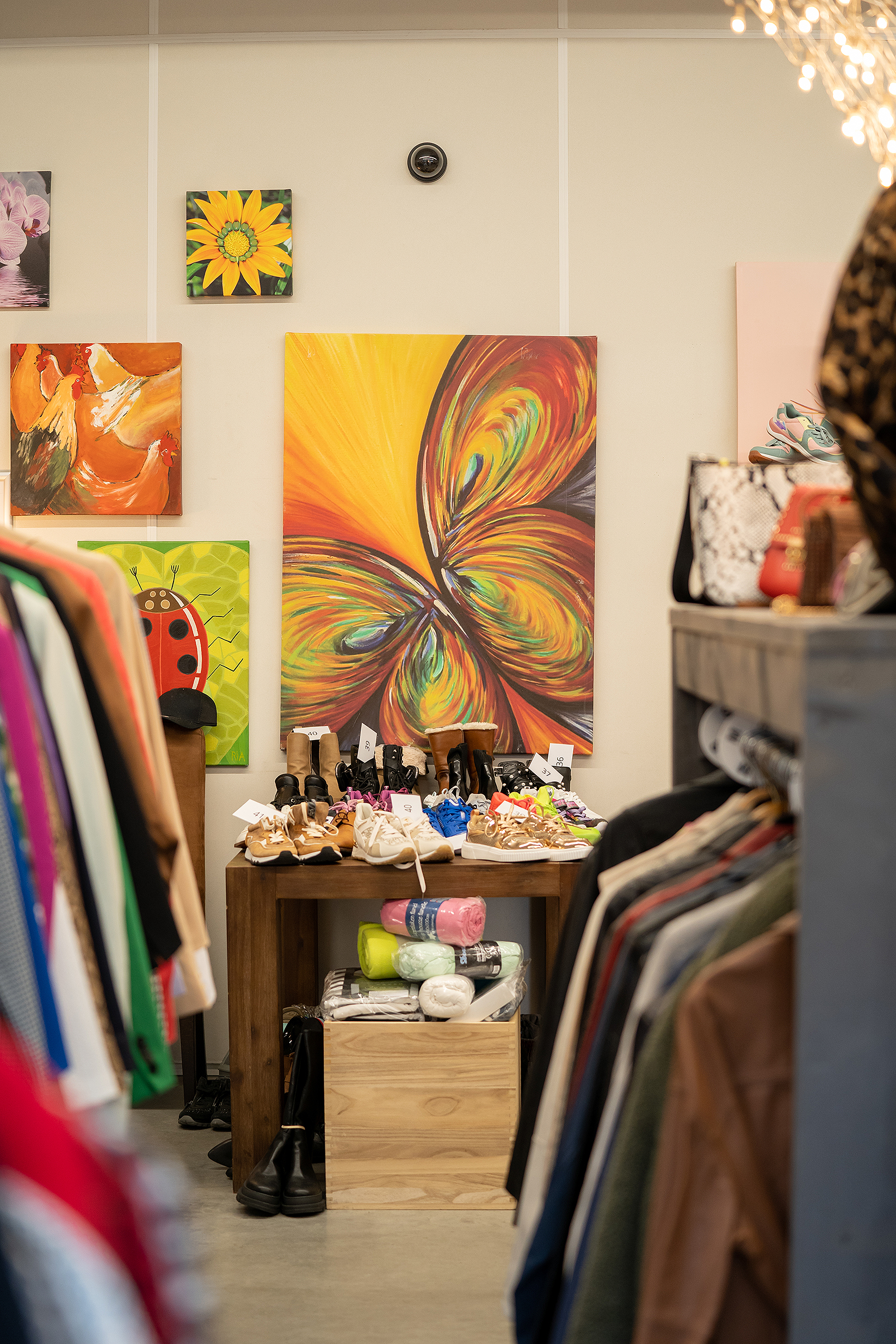 kleding in rekken van de winkel Flinstering