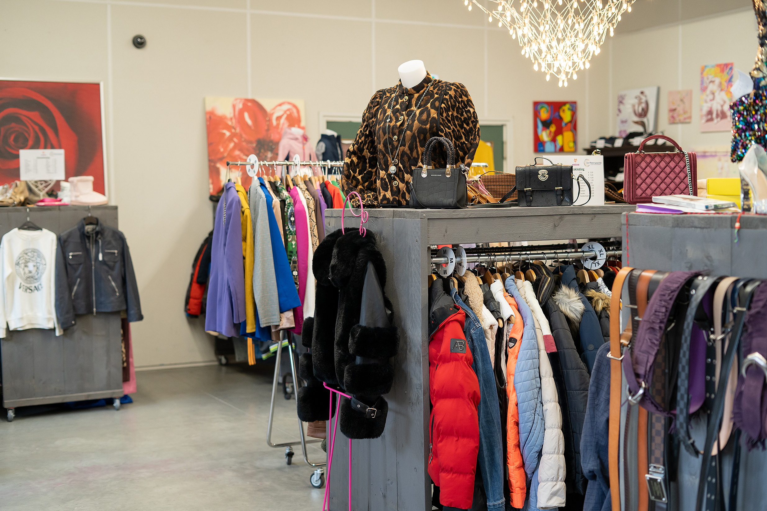 Kleding in rekken van de winkel Flinstering