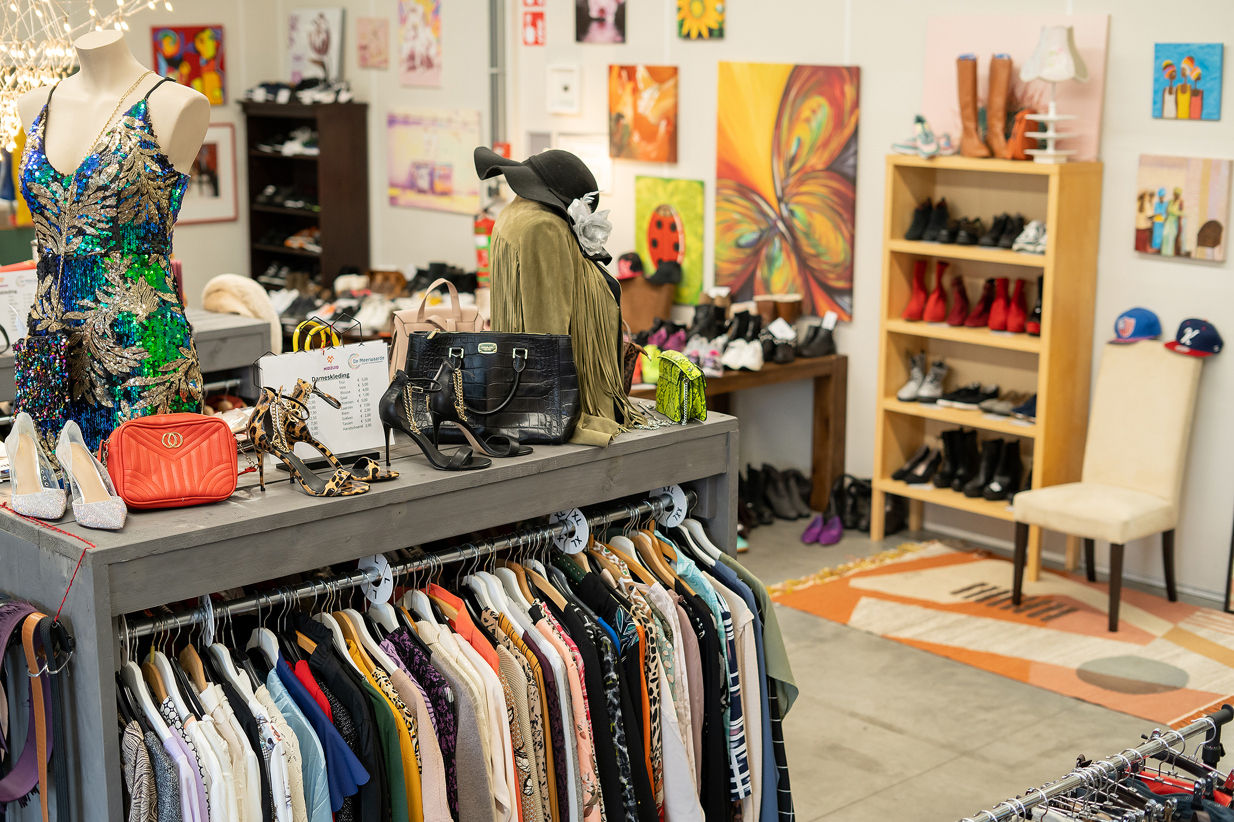 kleding in rekken van de winkel Flinstering