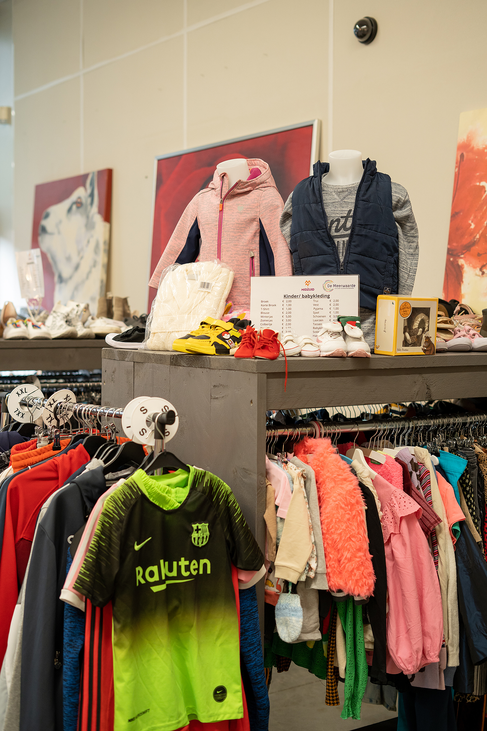Kleding in rekken van de winkel Flinstering