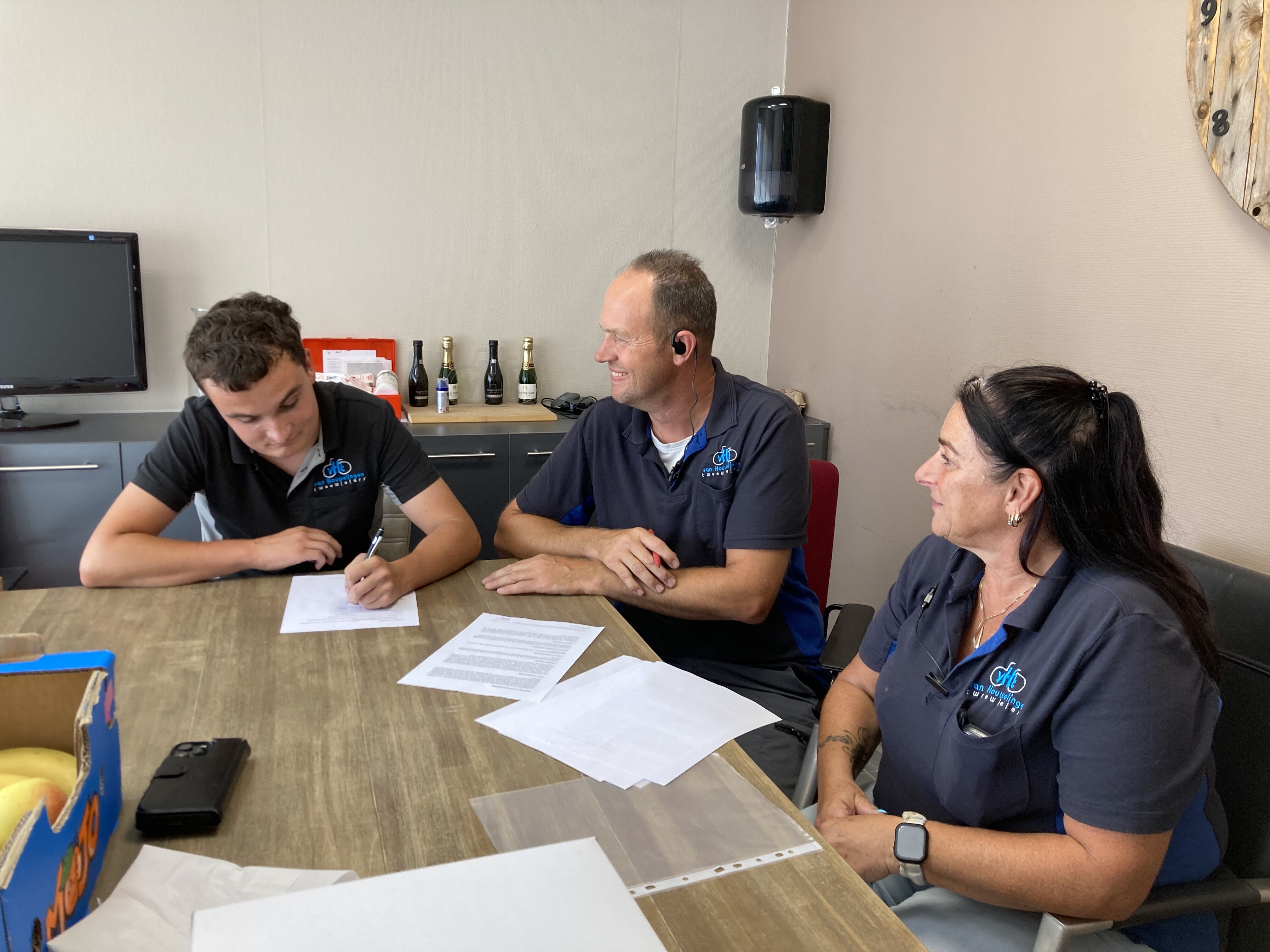 collega's om tafel
