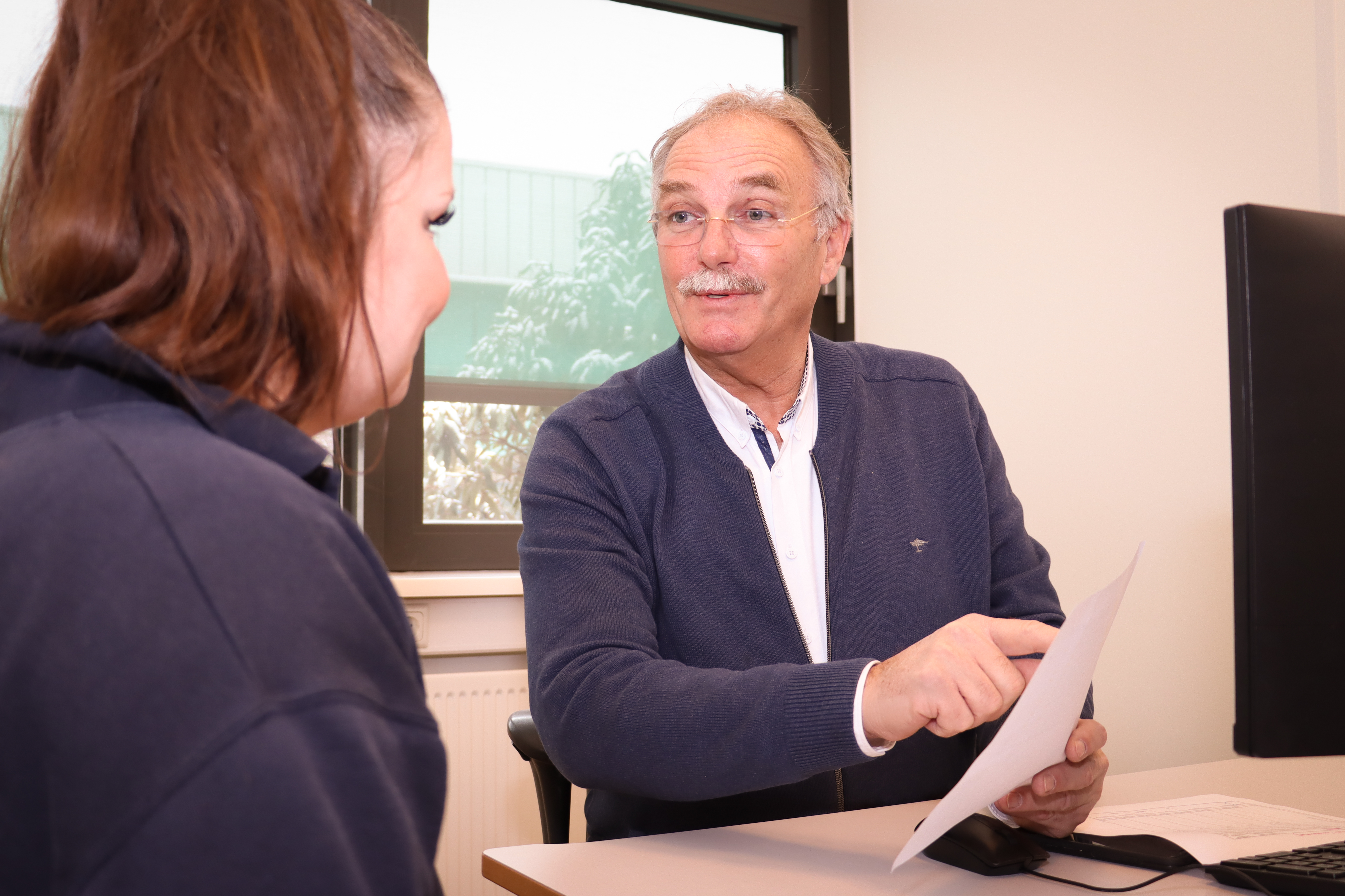 Harry in gesprek met een collega 