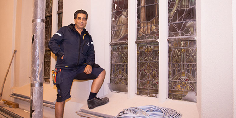 Hossein voor een raam