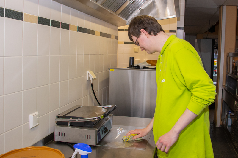 Adrain in de keuken
