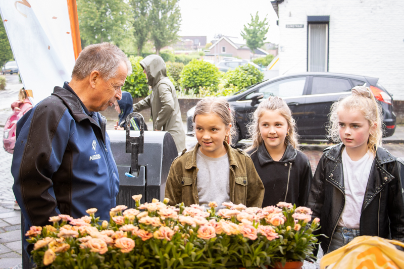 Andre in gesprek met kinderen (buurtbewoners)