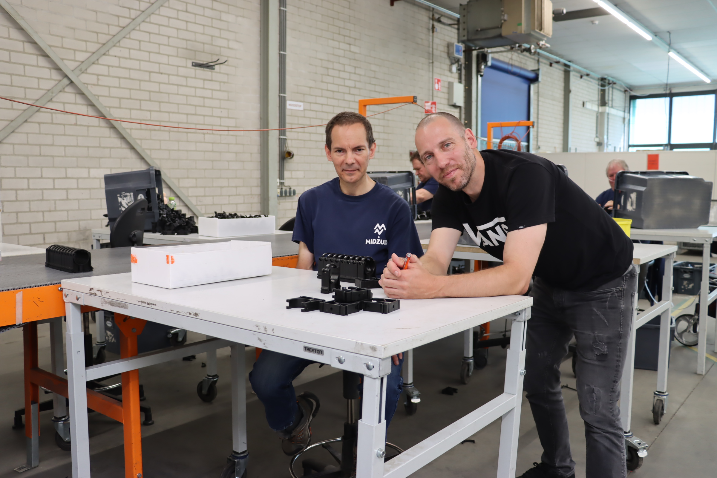 Arjan aan een tafel samen met een collega