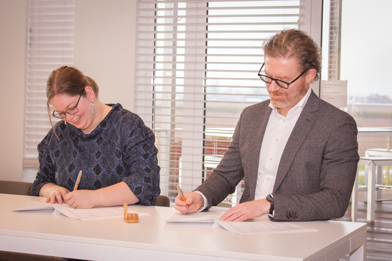 Jos Rooijmans, directeur van MidZuid, en wethouder van Hunnik ondertekenen de samenwerkingsovereenkomst.