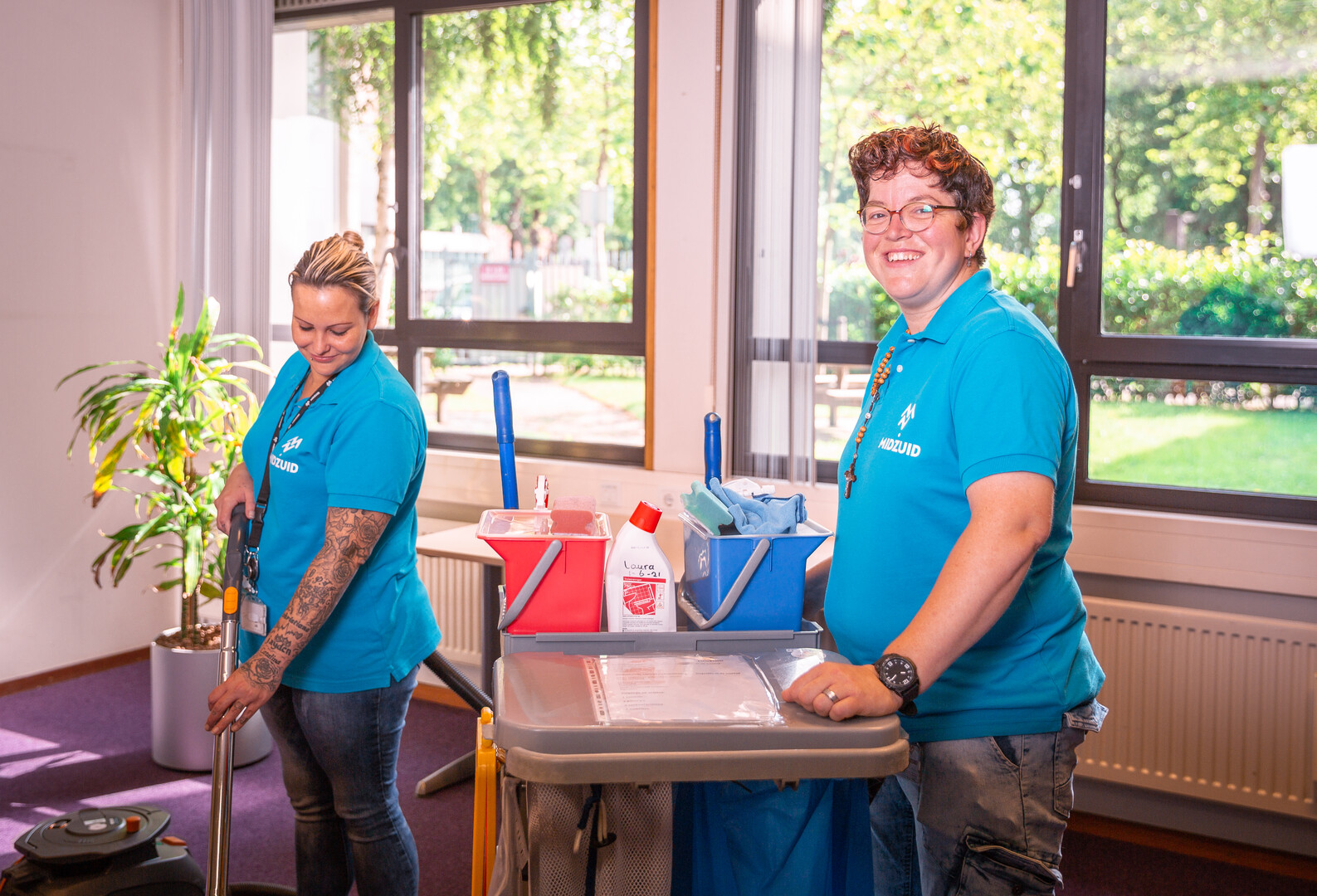 Laura in de schoonmaak met een collega