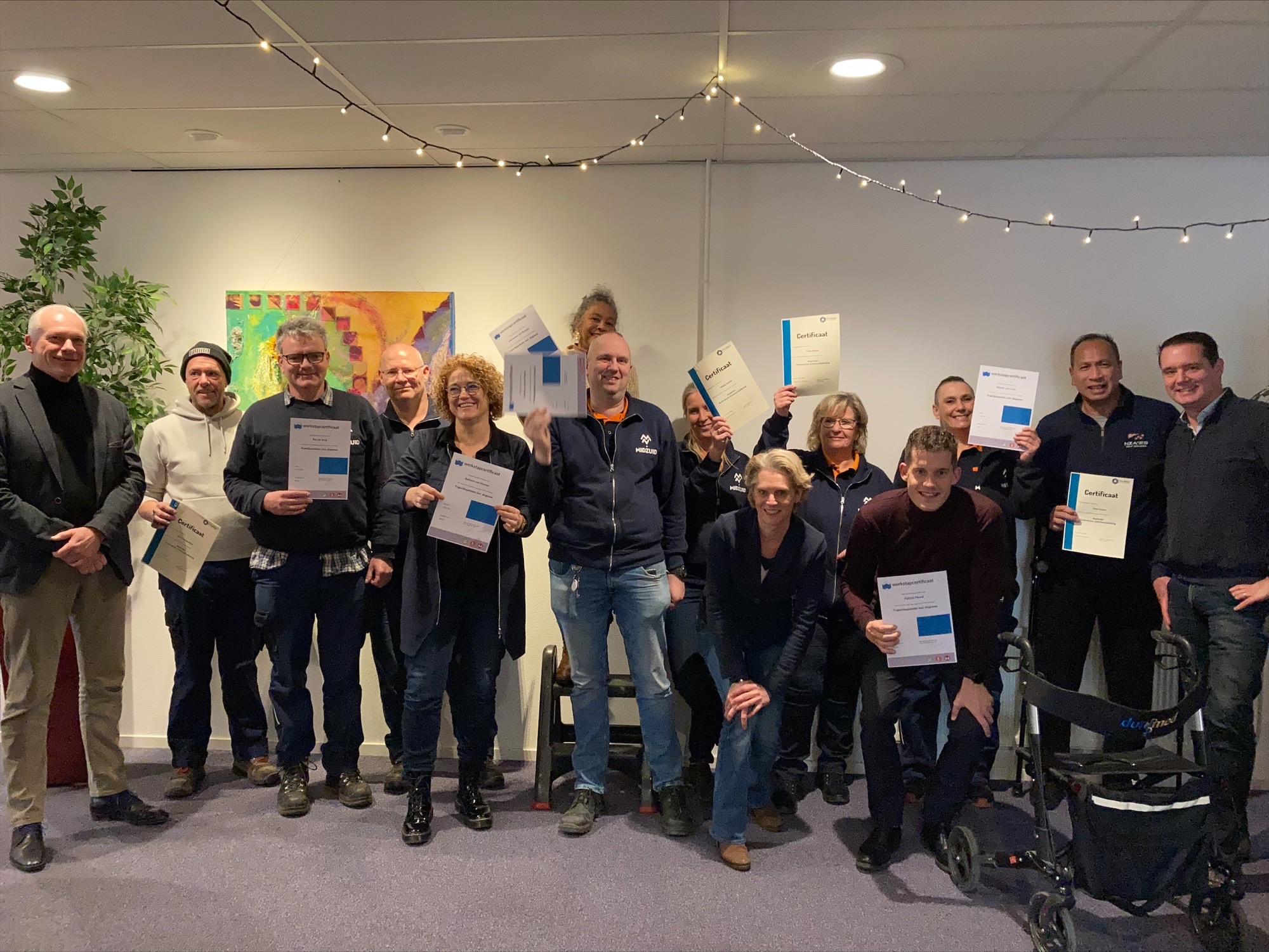 De werkstap-trajectbegeleiders en praktijkopleiders poseren met hun certificaten.